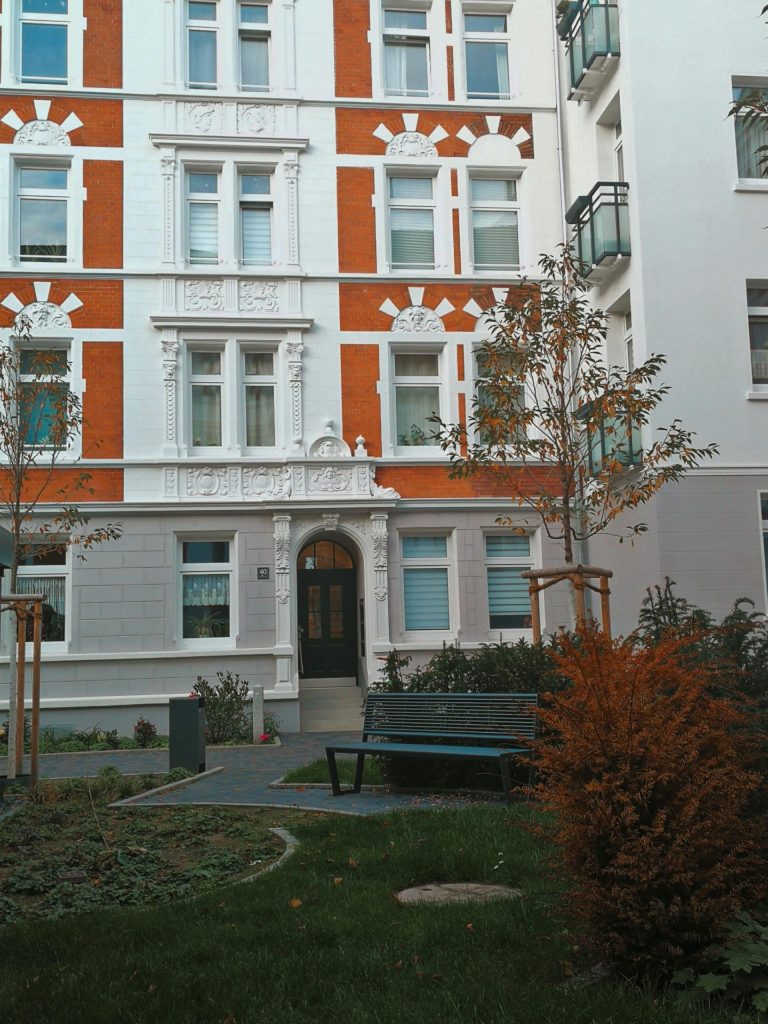 Mehrfamilienhausreinigung Aachen – Gepflegte Fassade eines klassischen Mehrfamilienhauses.