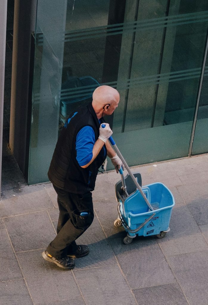 Reinigungsservice Aachen – Reinigungsperson von oben fotografiert.