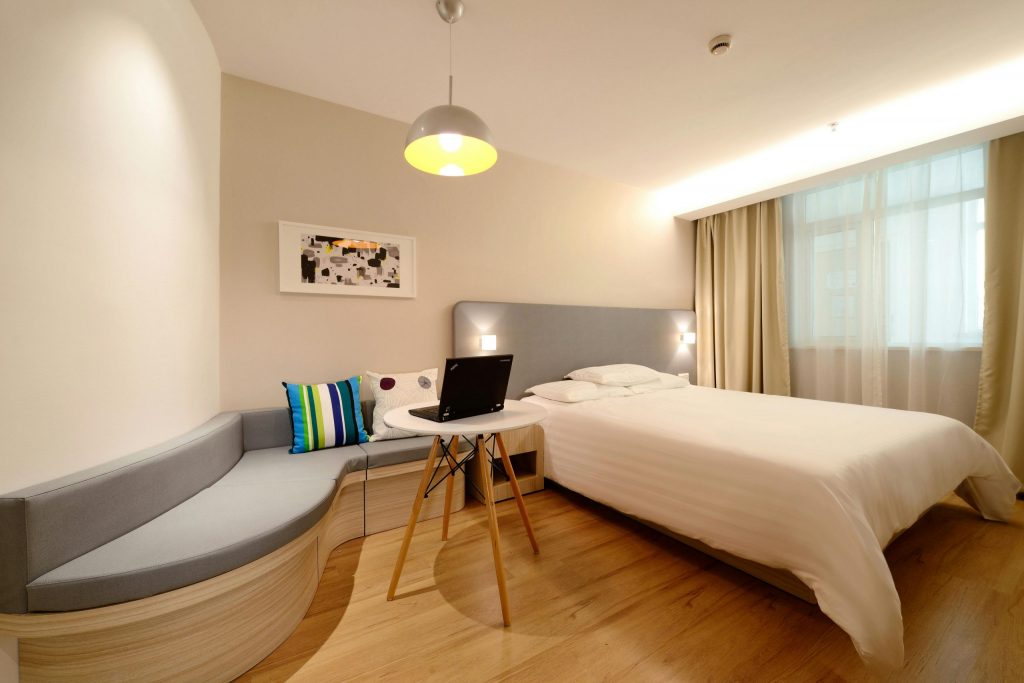 Wohnheimreinigung Aachen – Modern eingerichtetes, sauberes Zimmer.