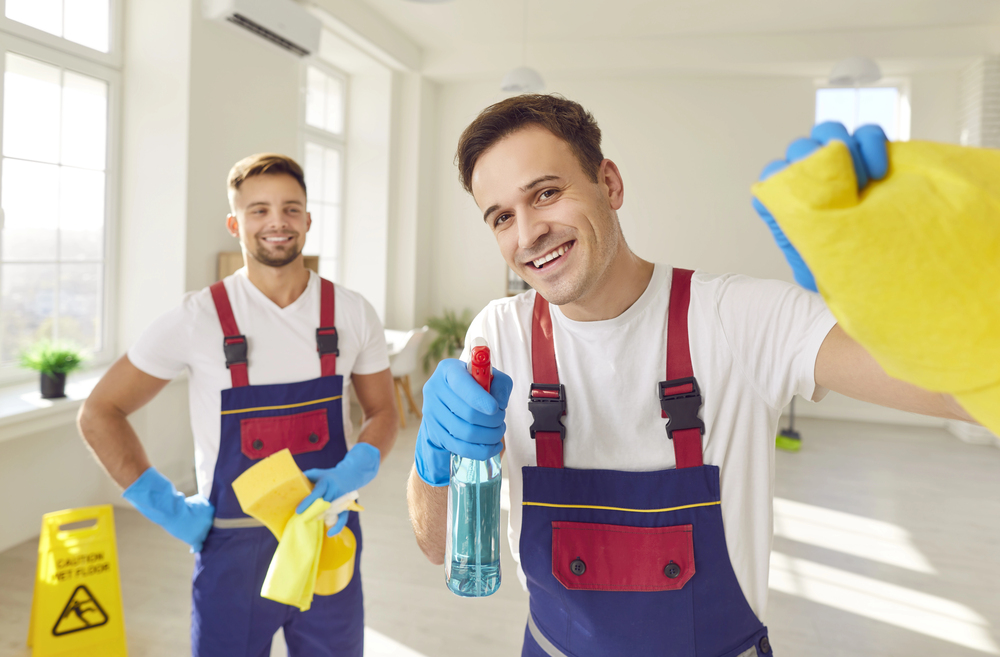 Professionelles Reinigungsunternehmen – Reinigungskräfte bei der Reinigung.